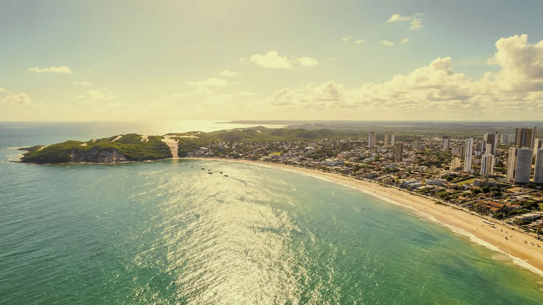 Vista aérea da praia de Ponta Negra com o Morro do Careca